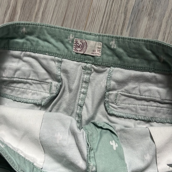 So Juniors mint Green and white Cactus stretch boyfriend shorts size 11 - Picture 3 of 3